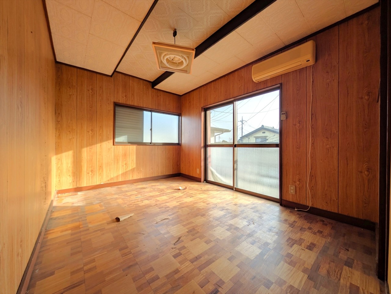 ■2階洋室■東側と南側の二方向に窓のある洋室で、朝日もたっぷり差し込みます♪(2026年1月撮影)※リフォーム中写真