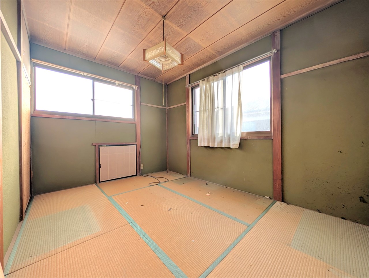 ■2階和室■2か所に収納がある6帖の和室です！畳と二方向の窓が優しく温かみある空間にしてくれます♪(2026年1月撮影)※リフォーム中写真