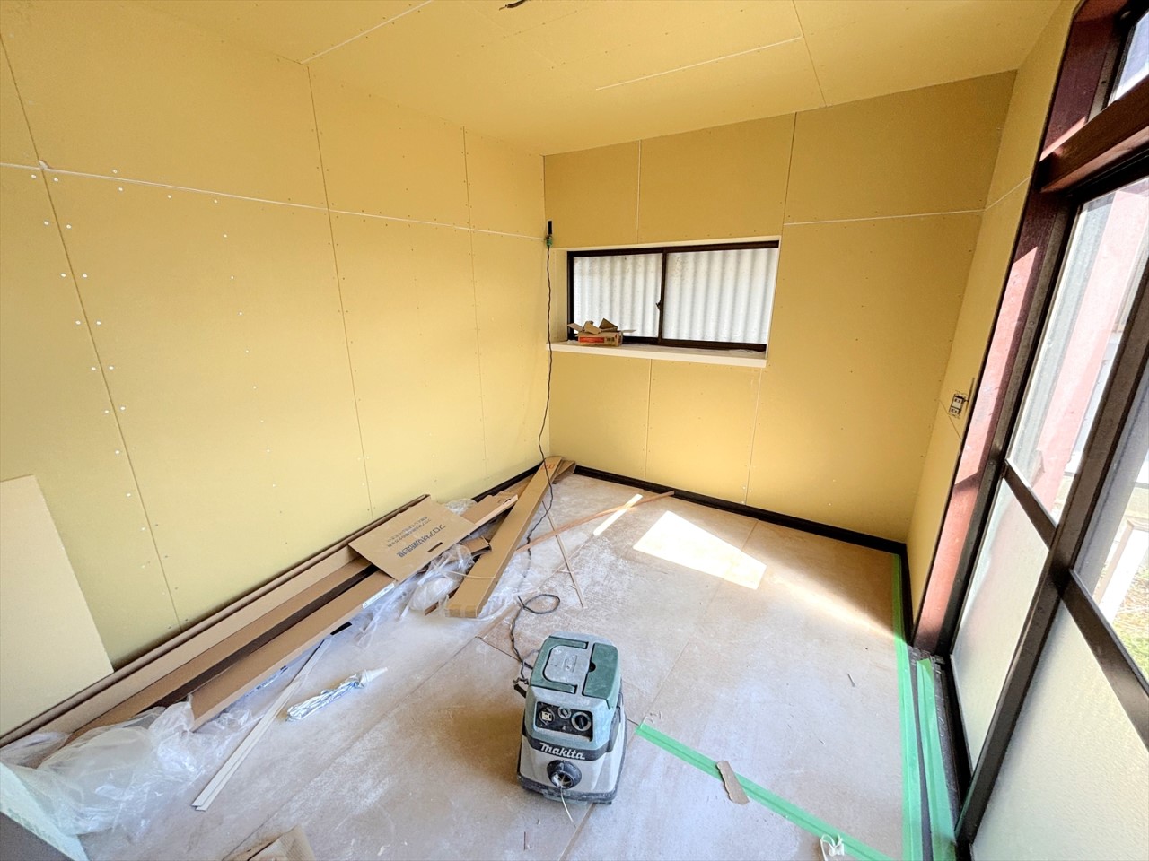 ■1階洋室■キッチンから洋室へリフォーム中です！玄関入ってすぐのお部屋なので客間にも便利です♪(2026年3月撮影)※リフォーム中写真