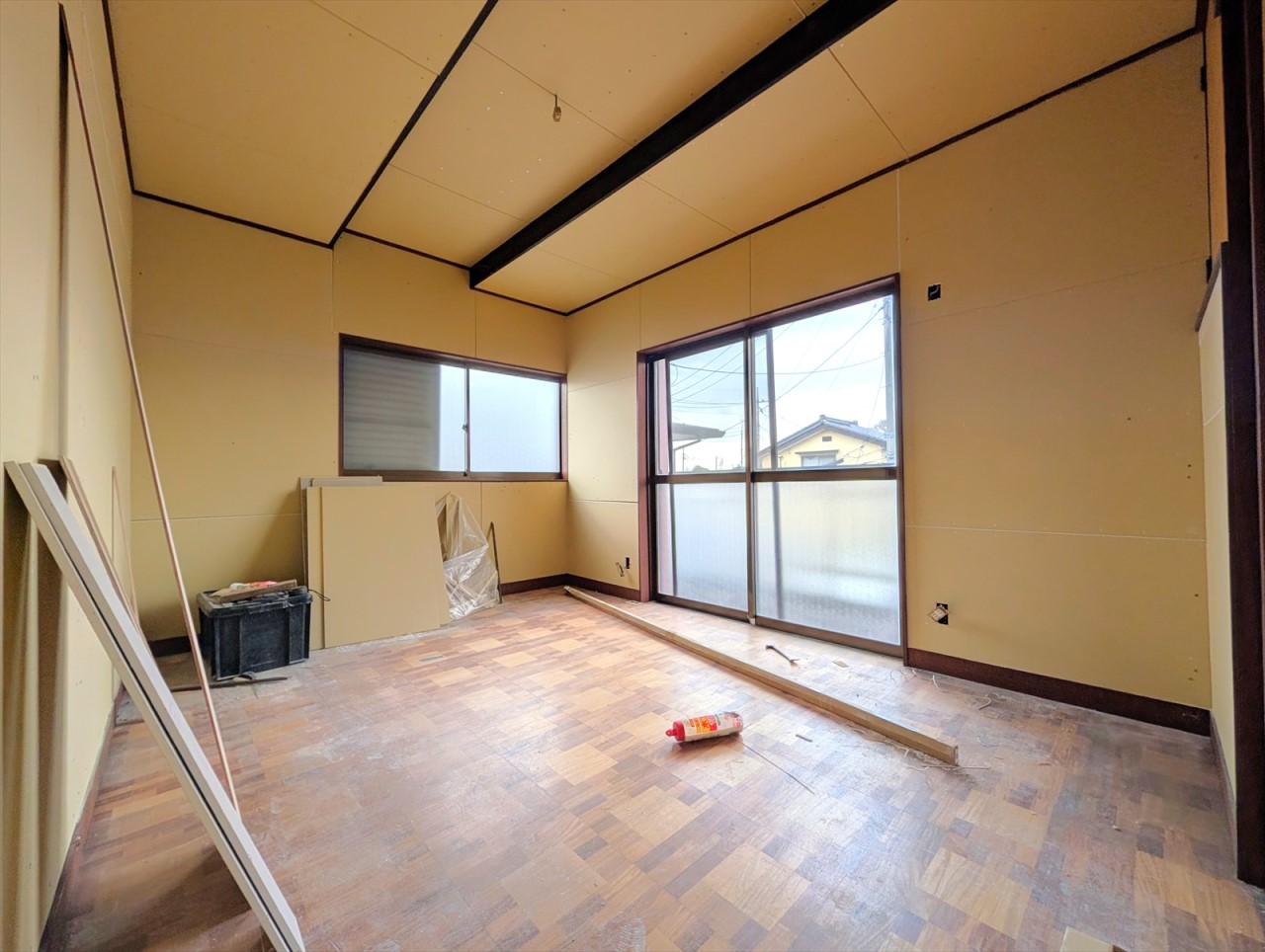 ■2階洋室■東側と南側の二方向に窓のある洋室で、朝日もたっぷり差し込みます♪(2026年3月撮影)※リフォーム中写真