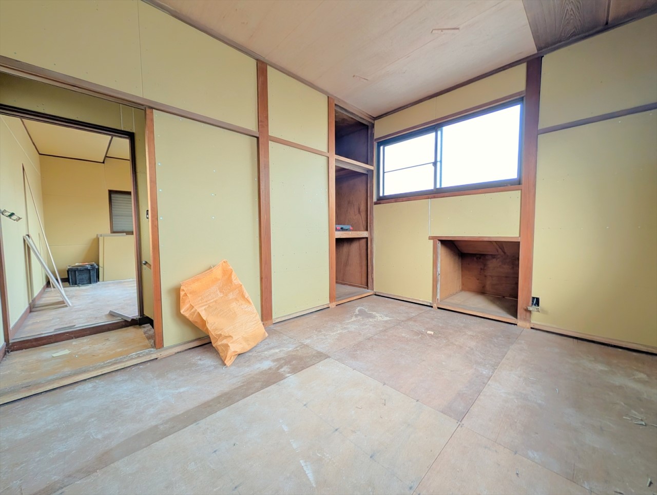 ■2階和室■2か所に収納がある6帖の和室です！畳と二方向の窓が優しく温かみある空間にしてくれます♪(2026年3月撮影)※リフォーム中写真