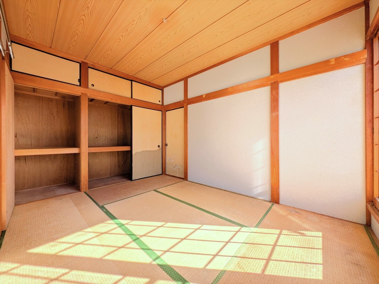 ■2階西側和室■2か所の収納スペースが嬉しい和室です！バルコニーへも出入りできるのでお布団を干す際も楽ちんです♪(2026年1月撮影)