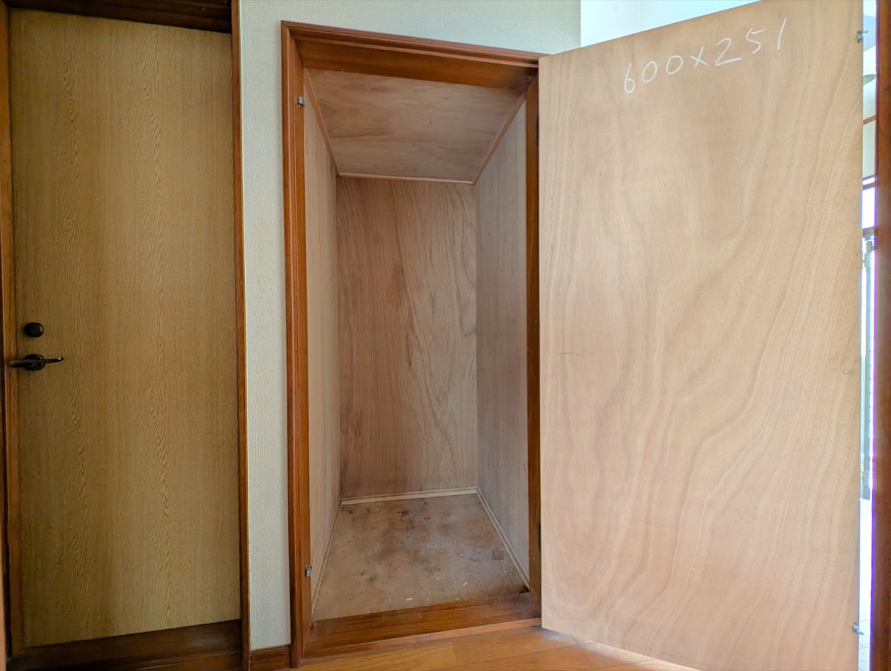 1階廊下にも2か所の収納スペースがございます！掃除用具や日用品のストックなどもしまえます♪(2026年1月撮影)