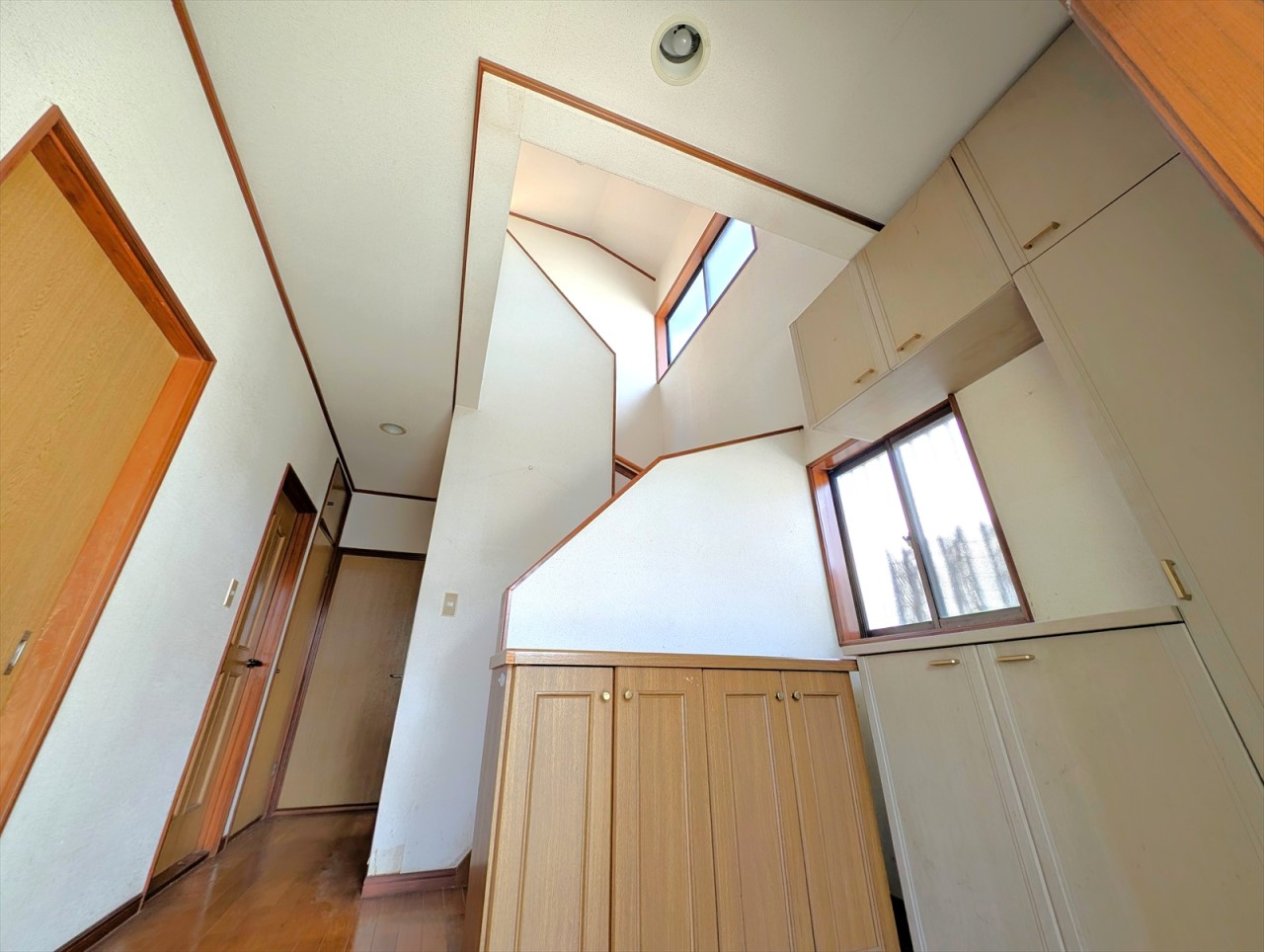 玄関上部が吹き抜けになっているので、より明るく開放感のある印象にしてくれます♪(2026年1月撮影)