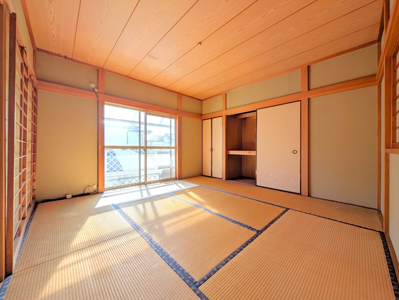 ■2階和室■2階にも和室がございます！バルコニーへ出入りできるので、お布団を干す際も楽ちんです♪(2026年1月撮影)※リフォーム前