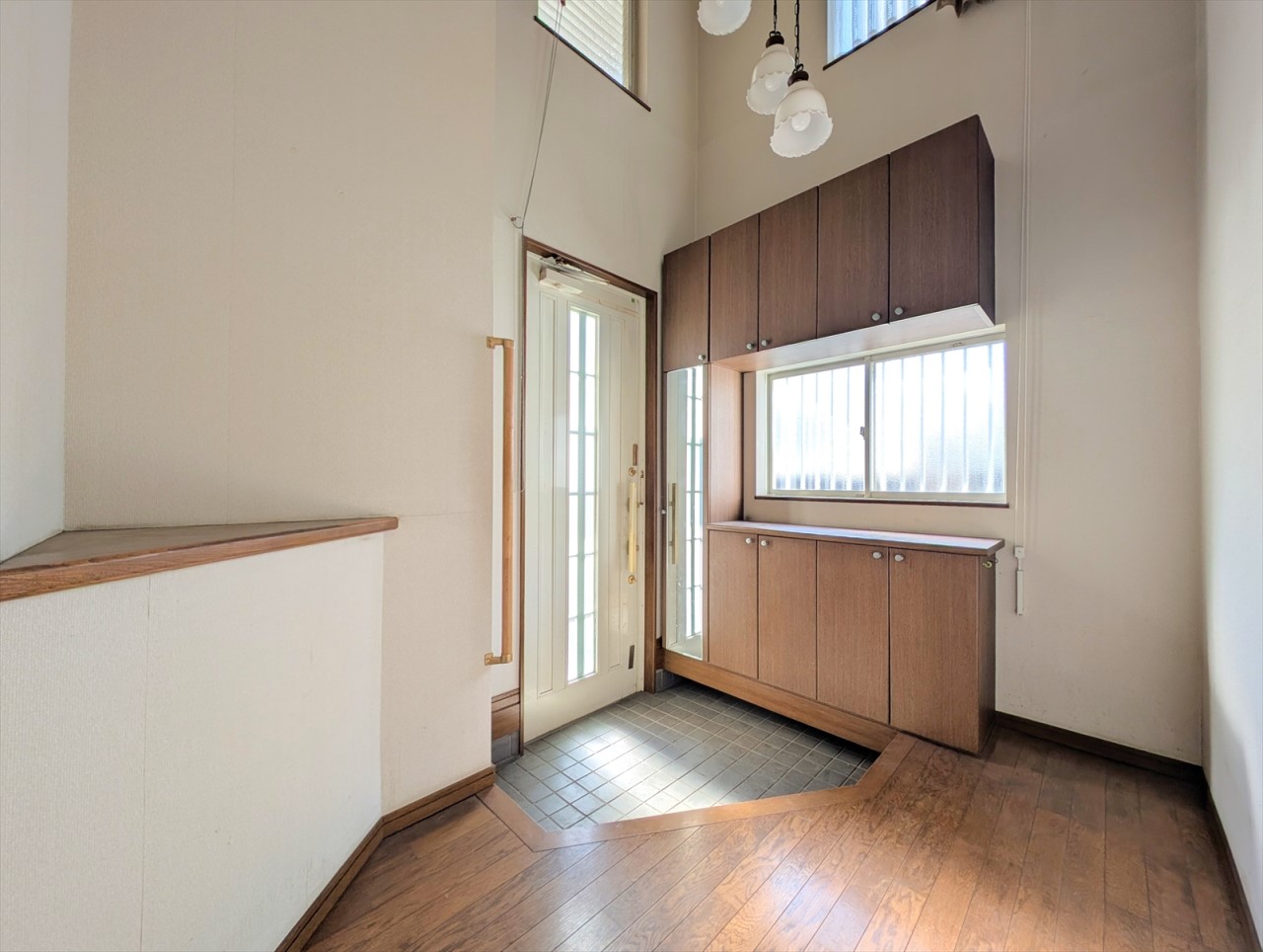 南東向きの明るい玄関です！玄関上部が吹き抜けになっているので、より明るく開放感のある印象にしてくれます♪(2026年1月撮影)※リフォーム前