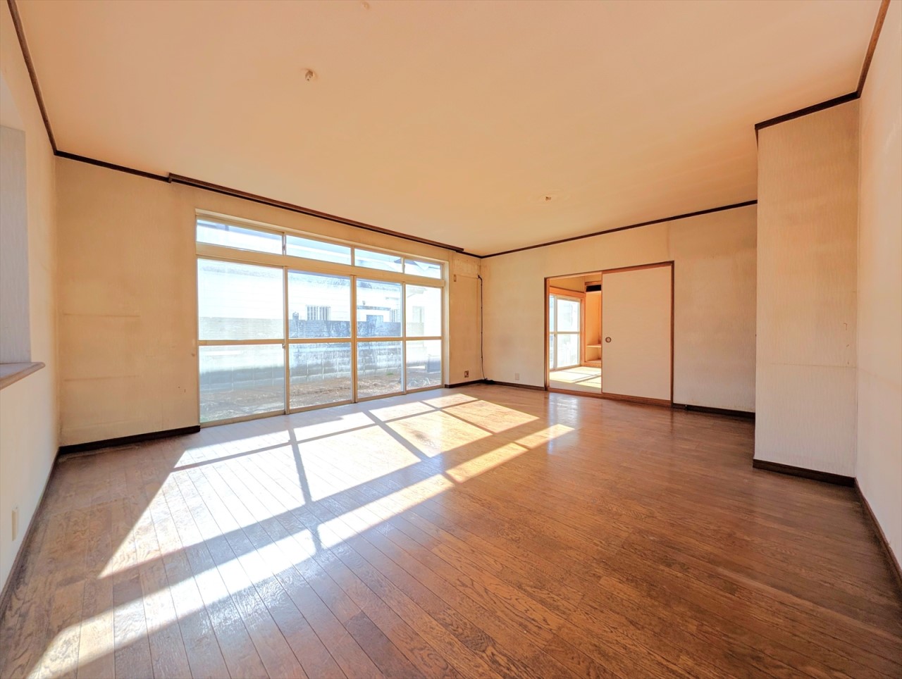 南東向きの陽当たり良好なリビングです！二方向に窓があるのでお部屋の隅まで光が差し込みます♪(2026年1月撮影)※リフォーム前