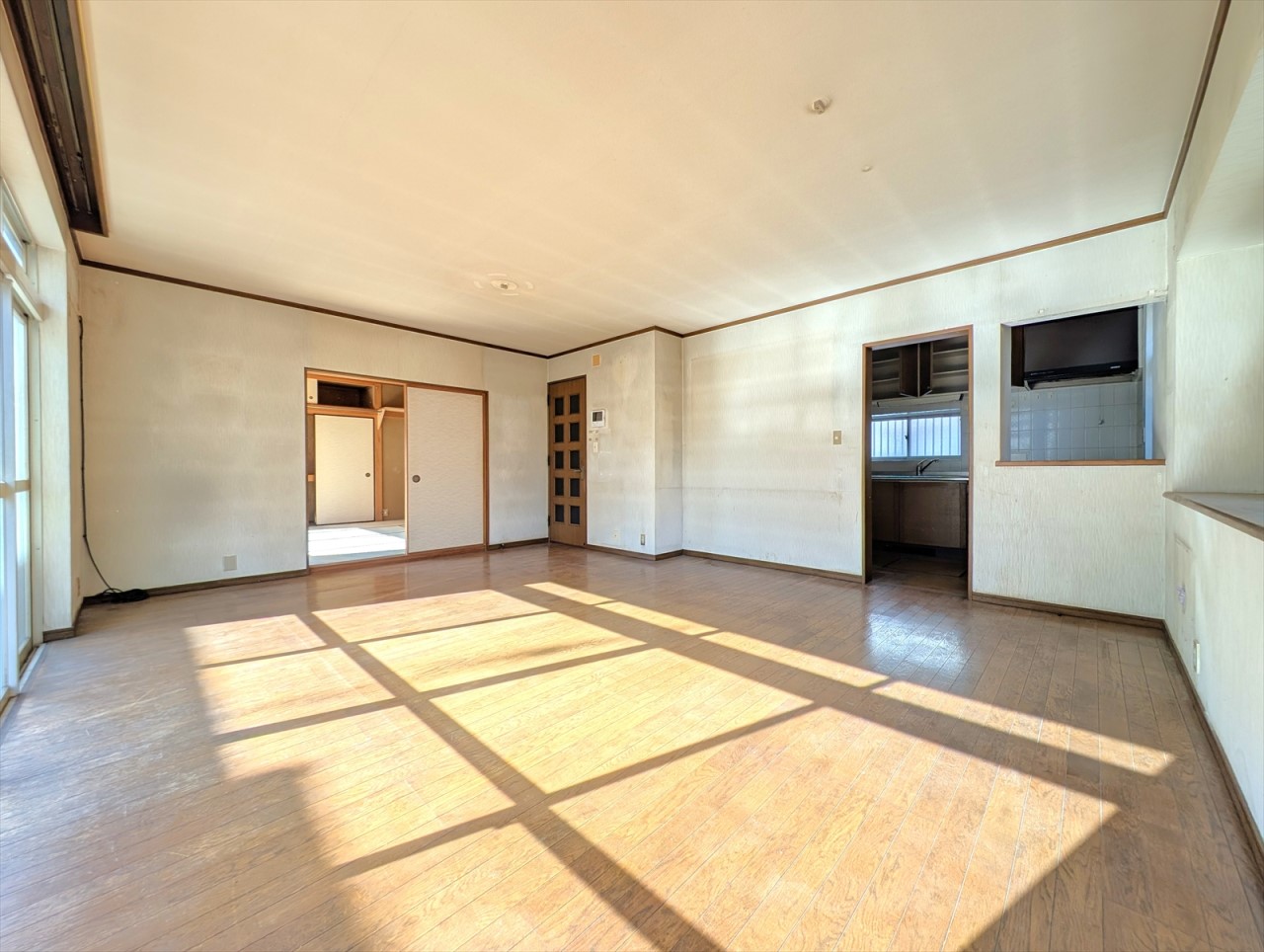 ソファなどの大きな家具を置いてもゆとりのある20帖の広々LDKです！ゆったりとした家族団らんの時間を過ごせます♪(2026年1月撮影)※リフォーム前