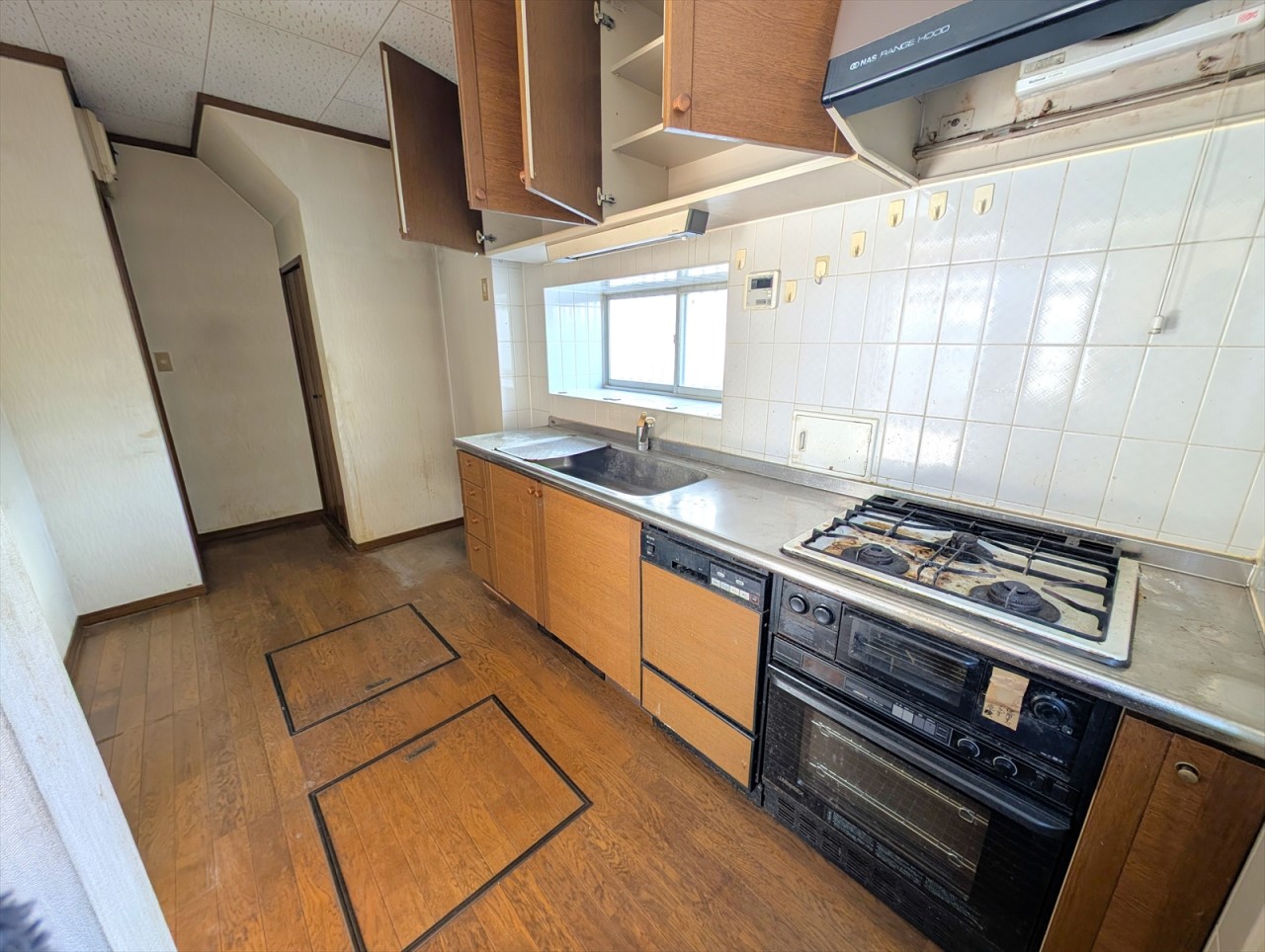 作業の捗る広々としたキッチンです！上部にも収納スペースがあるので食器や調理器具などもすっきりしまえます♪(2026年1月撮影)※リフォーム前