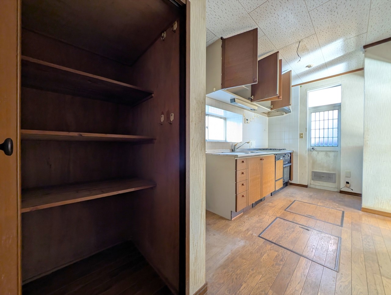 キッチン横にも収納スペースがあるので日用品のストックなどもしまえます！勝手口もあるので荷物の運び入れも楽ちんです♪(2026年1月撮影)※リフォーム前