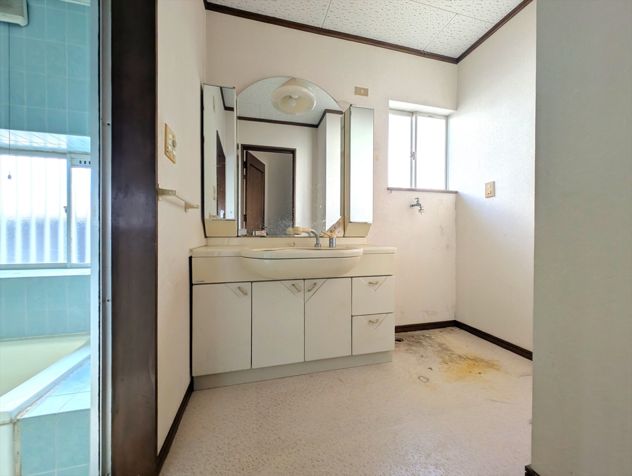 大きな洗面台が嬉しい洗面脱衣室です！洗濯機を置いてもゆとりある広さで朝の忙しい時間も安心です♪(2026年1月撮影)※リフォーム前