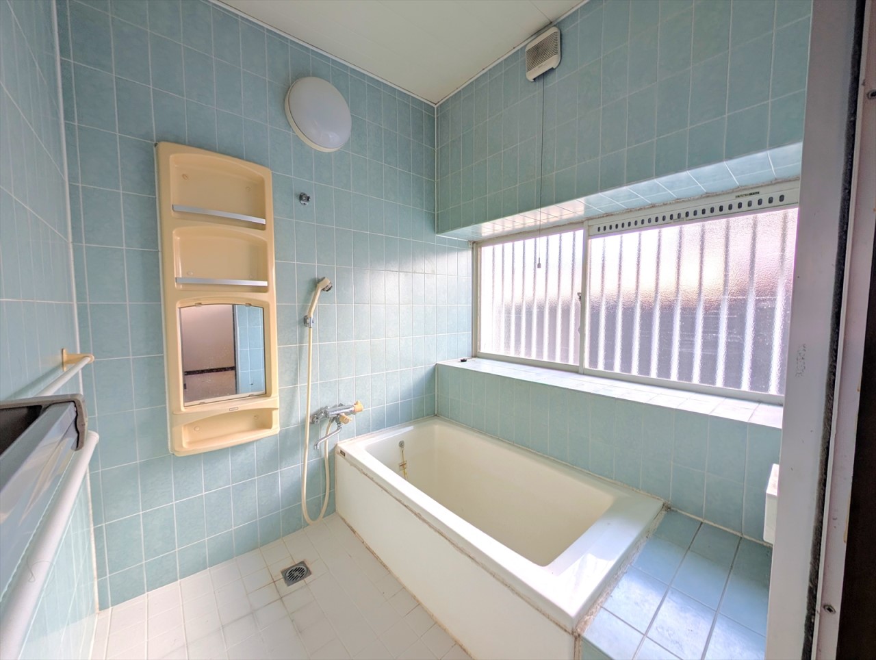 水色のタイルが爽やかな印象の浴室です！オートバスなのでキッチンからもお湯を溜めることができます♪(2026年1月撮影)※リフォーム前