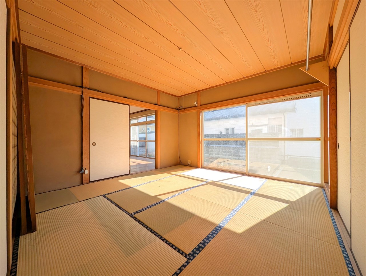 ■1階和室■リビング隣には続き間の和室がございます！8帖の広々とした和室で客間やお子様の遊び場所としてもおすすめです♪(2026年1月撮影)※リフォーム前