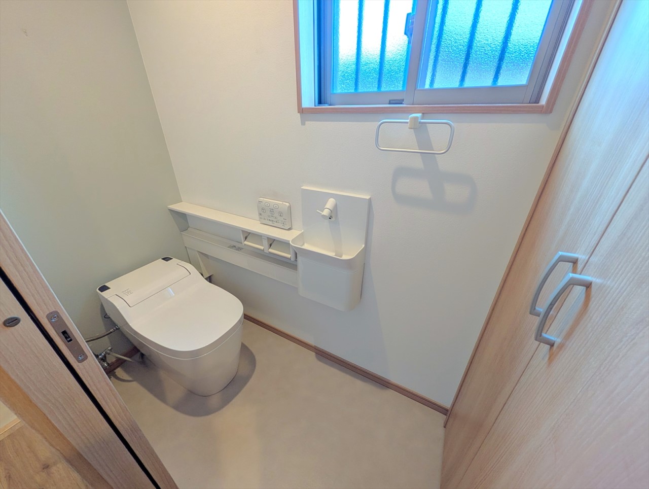 トイレは1階と2階にそれぞれございます！1階トイレには収納スペースもございます♪(2026年5月撮影)