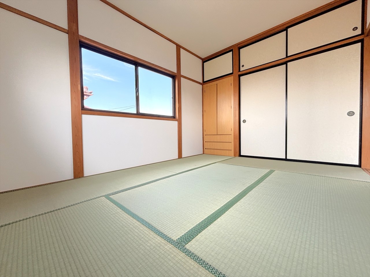 ■2階西側和室■南向きの陽当たり良好な和室です！2か所に収納があるので、お布団や季節の家電もしまえます！(2026年6月撮影)※リフォーム後写真