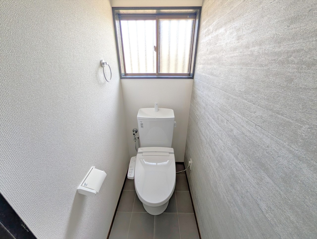 ウォシュレット付きのトイレです！窓があるのでお掃除の際の換気も楽ちんです！(2026年6月撮影)※リフォーム後写真