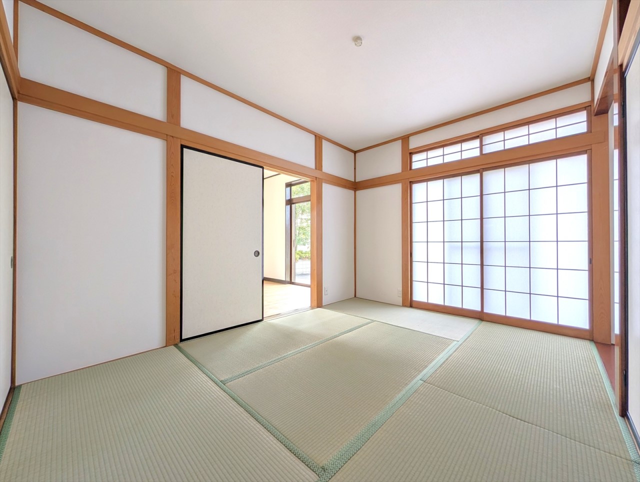 ■1階和室■2か所の収納が嬉しい6帖の和室です！続き間の洋室と合わせれば12帖の広々空間としても活用できます！(2026年6月撮影)※リフォーム後写真