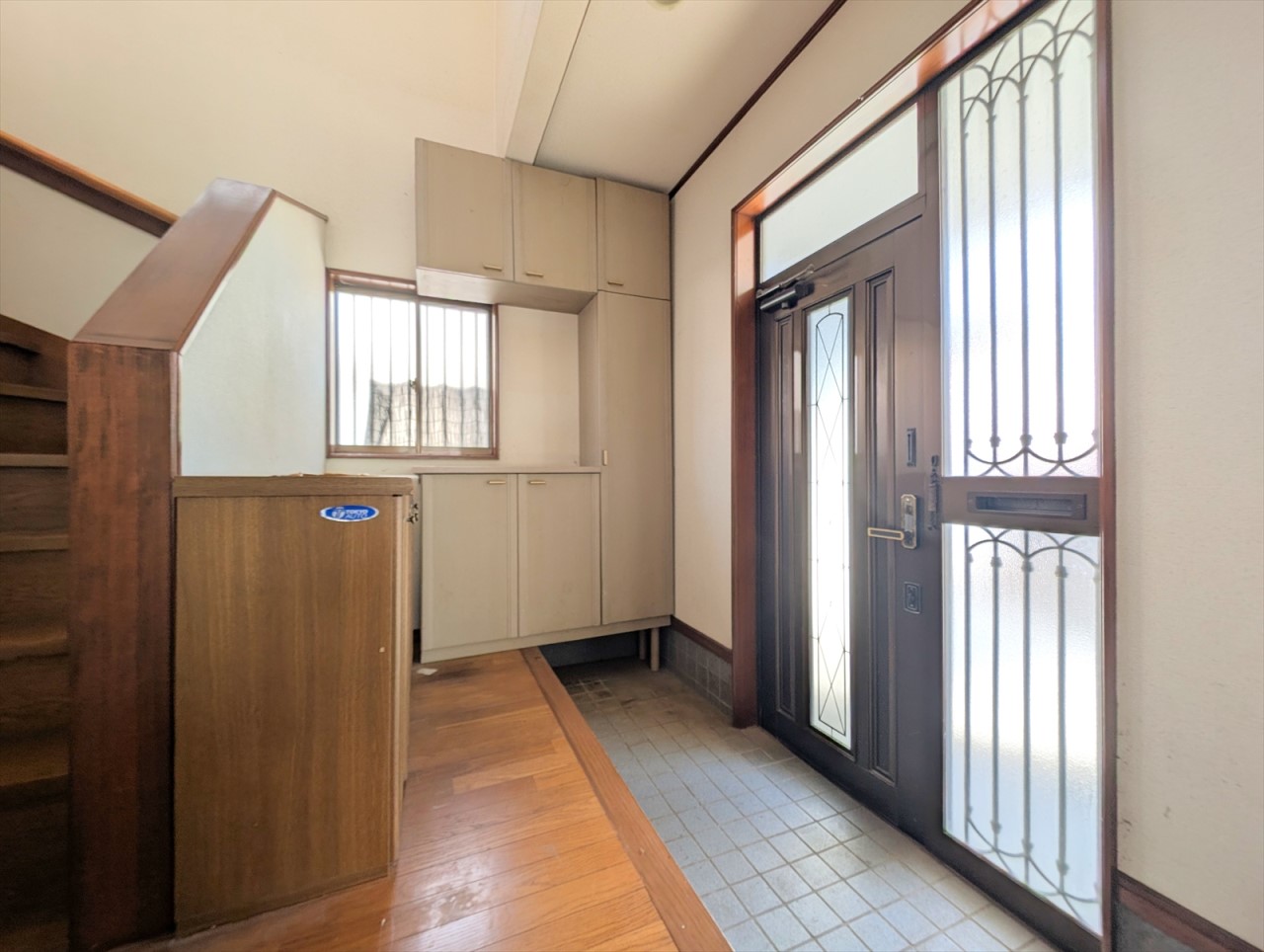 シューズボックスが2か所にある広々とした玄関です！家族全員の靴をすっきりとしまえます♪(2026年1月撮影)※リフォーム前写真