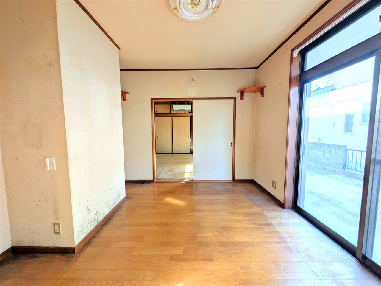 キッチンから見渡すことのできるリビングです！お料理の配膳なども楽ちんです♪(2026年1月撮影)※リフォーム前写真