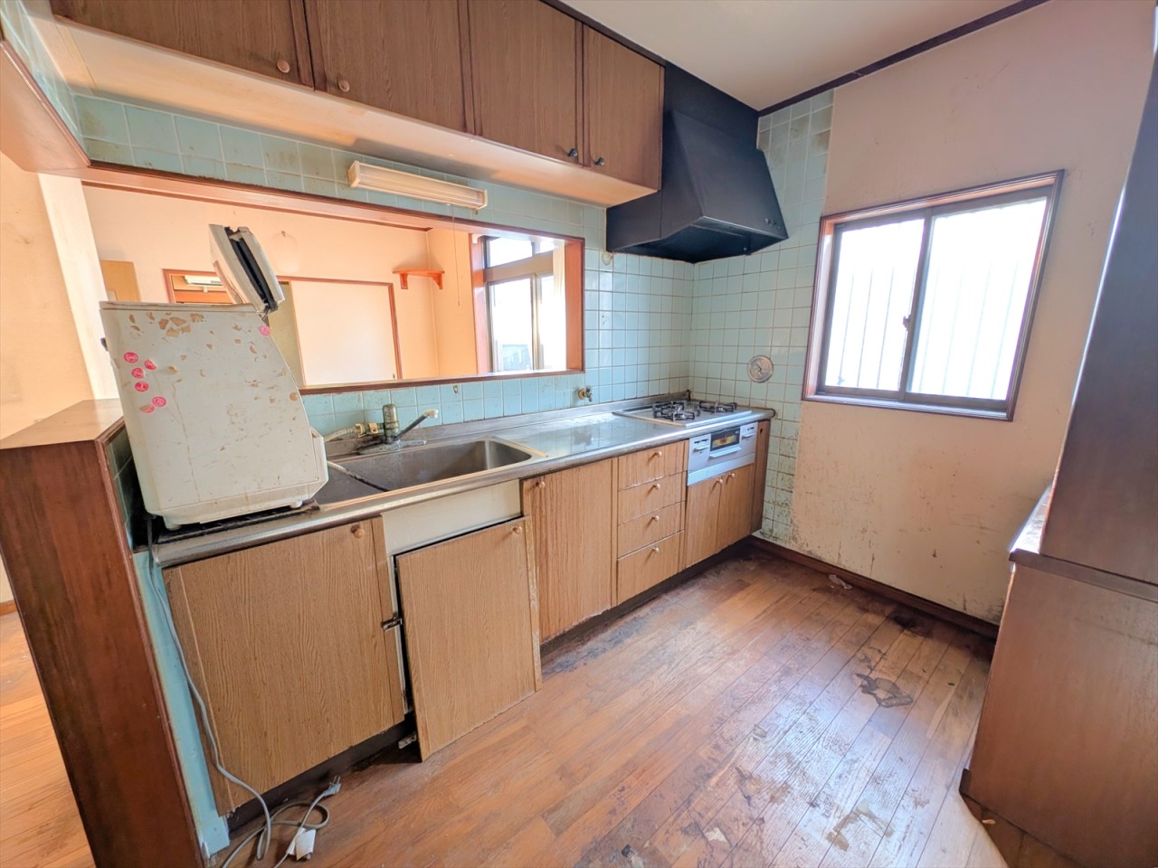 作業の捗る広々キッチンです！窓があるのでいつでも明るい印象にしてくれます♪(2026年1月撮影)※リフォーム前写真