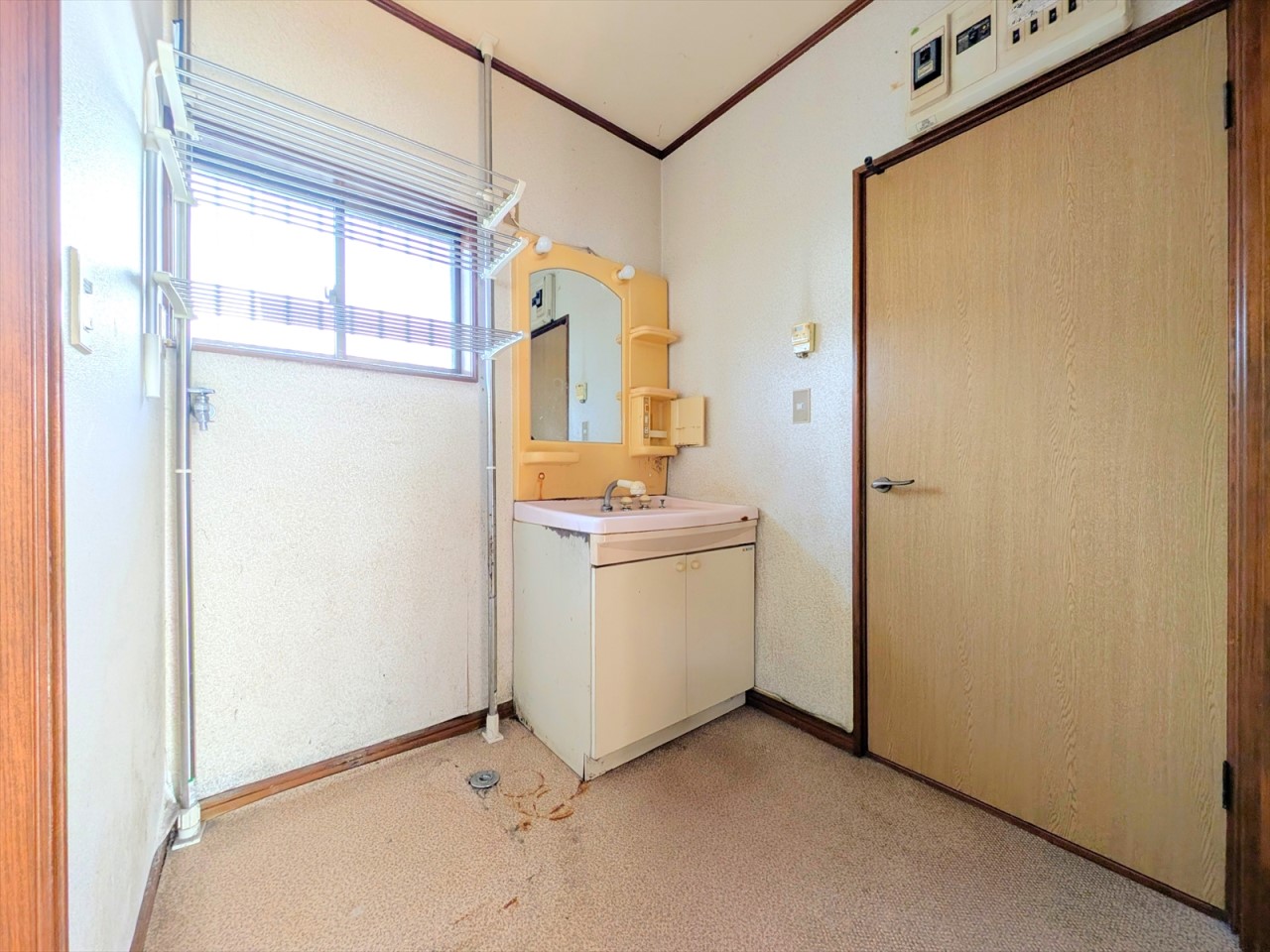 廊下側とリビング側の二方向から出入りできる洗面脱衣室なので、毎日の家事もはかどります♪(2026年1月撮影)※リフォーム前写真