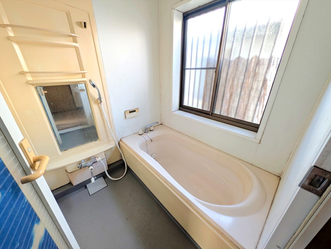 窓がついた開放感のある浴室です！オートバスなのでキッチンからもお湯を溜めることができます♪(2026年1月撮影)※リフォーム前写真
