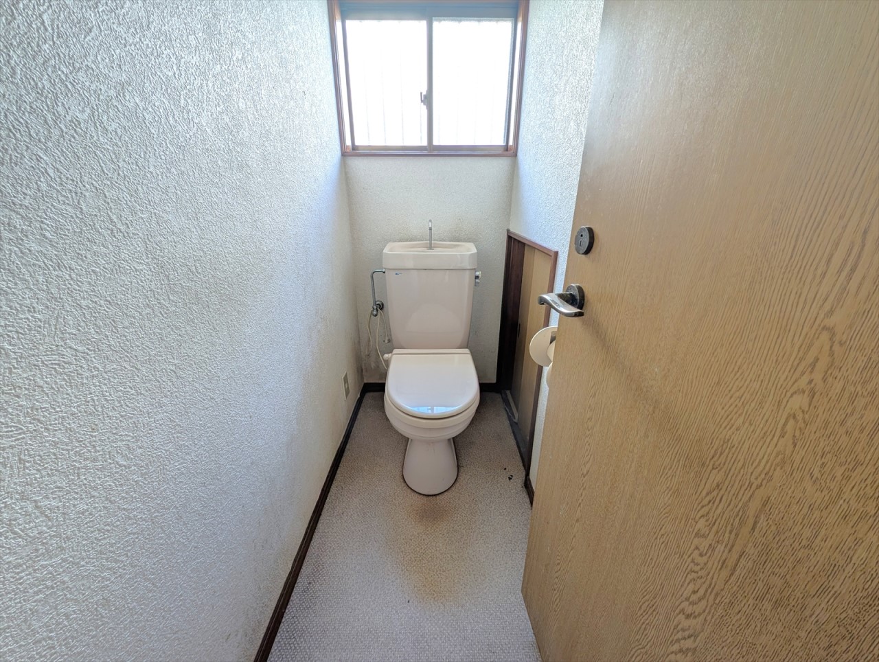 1階と2階の両方にトイレがございます！1階のトイレには収納スペースもあるので、掃除用具などもしまうことができます♪(2026年1月撮影)※リフォーム前写真