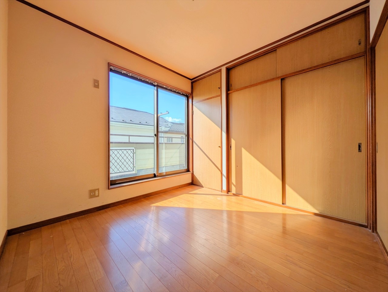 ■2階洋室■南向きの洋室です！季節の家電などもしまえる大容量の収納スペースもございます♪(2026年1月撮影)※リフォーム前写真