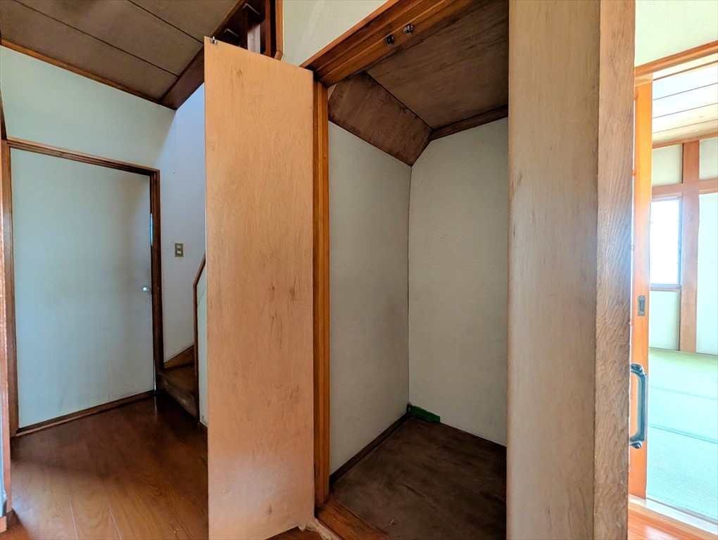 1階廊下にも収納スペースがございます！掃除用具や日用品のストックをしまえる嬉しい設計です♪(2026年4月撮影)