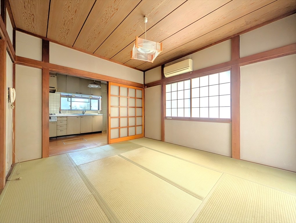 ■1階東側和室■南側と東側の二方向に窓がある陽当たり良好な和室です！キッチンと続き間になっているので居間としてもおすすめです♪(2026年4月撮影)