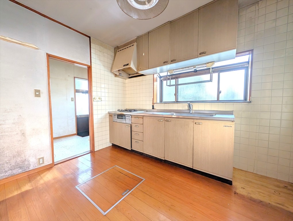 お料理中の臭いが他の部屋に行きにくい独立したキッチンです！広いキッチンなので食器棚なども置くことができます♪(2026年4月撮影)