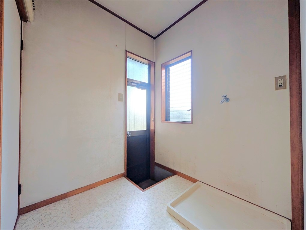 キッチン横には勝手口がございます！汚れて帰ってきた際やゴミ出しの際など様々な場面で嬉しい仕様です♪(2026年4月撮影)