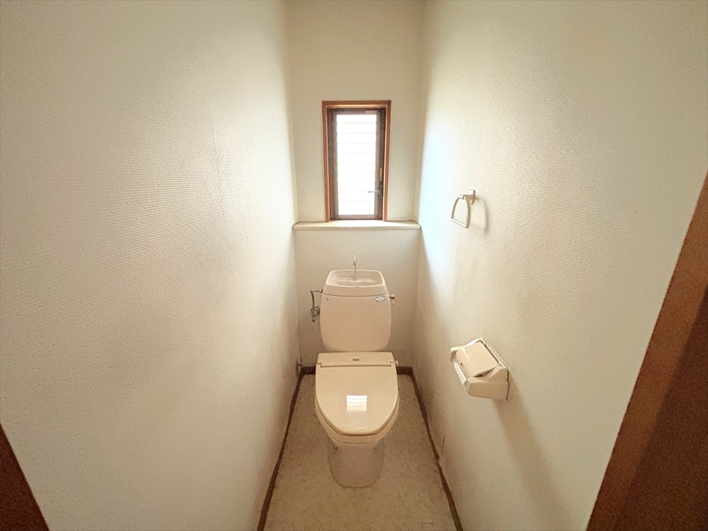 窓のあるトイレなので換気も楽ちんです！窓辺にはトイレットペーパーのストックも置いておけます♪(2026年4月撮影)