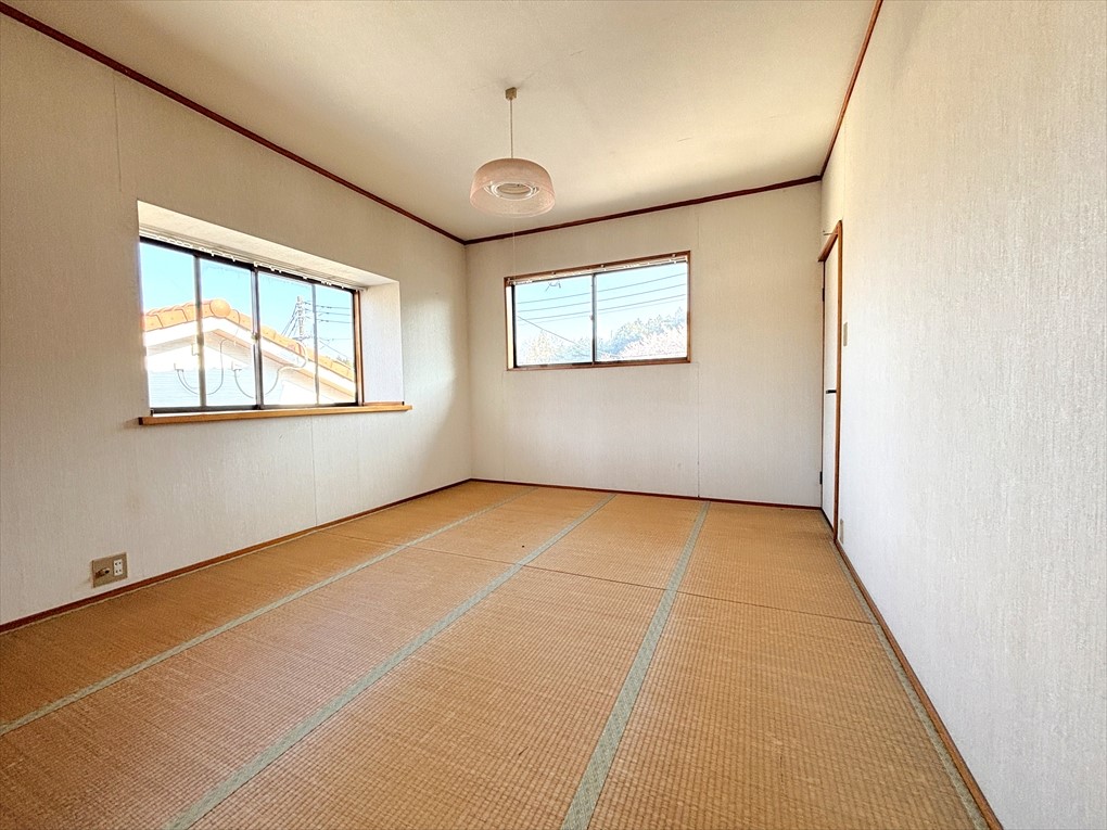 ■2階和室■出窓付きの開放感ある和室です！出窓には写真や小物などを置いたり、収納スペースとして活用したりできます♪(2026年4月撮影)