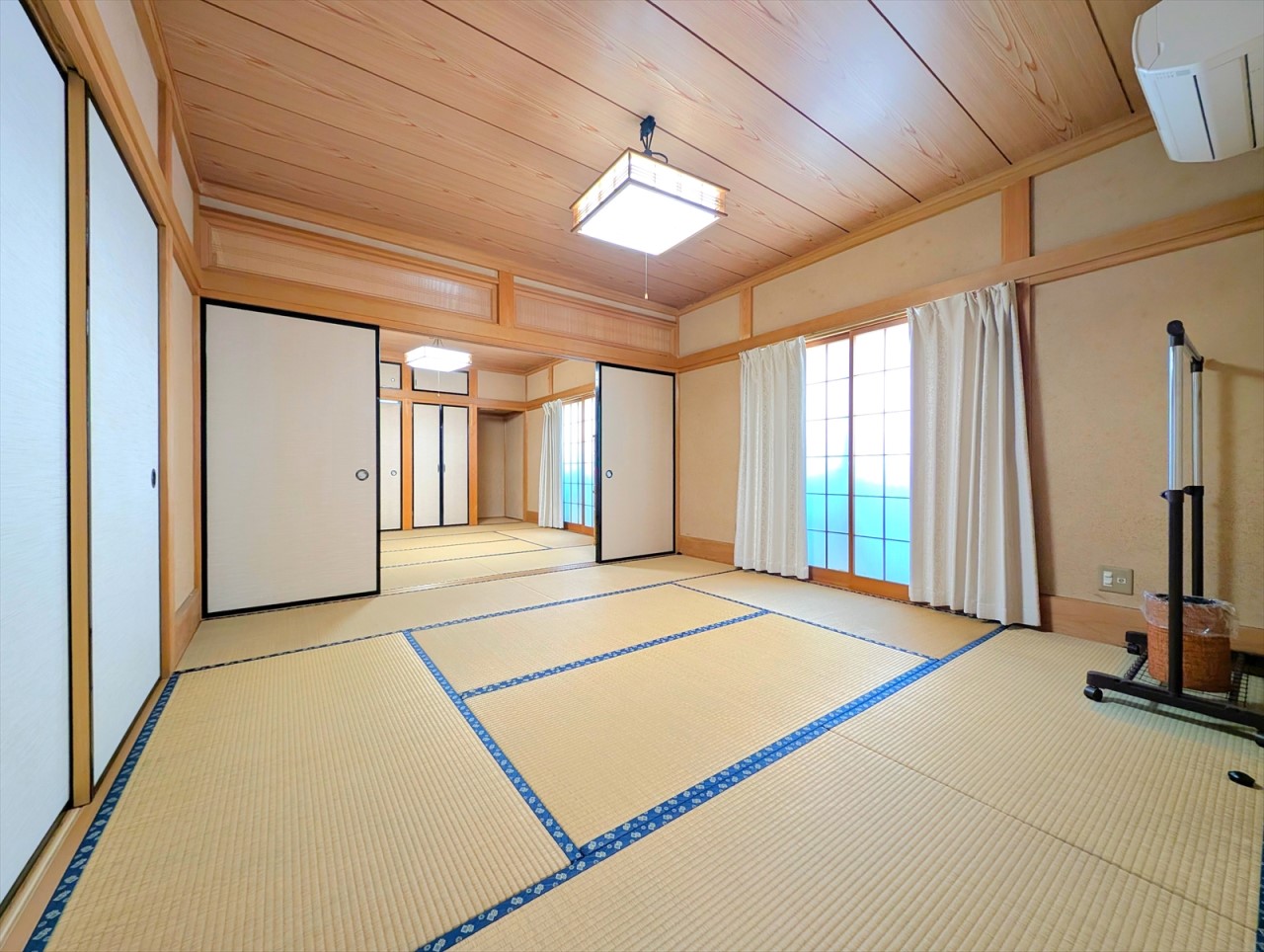 続き間の和室です！襖を外して16帖の広々空間としても活用可能です♪(2026年1月撮影)※リフォーム前写真