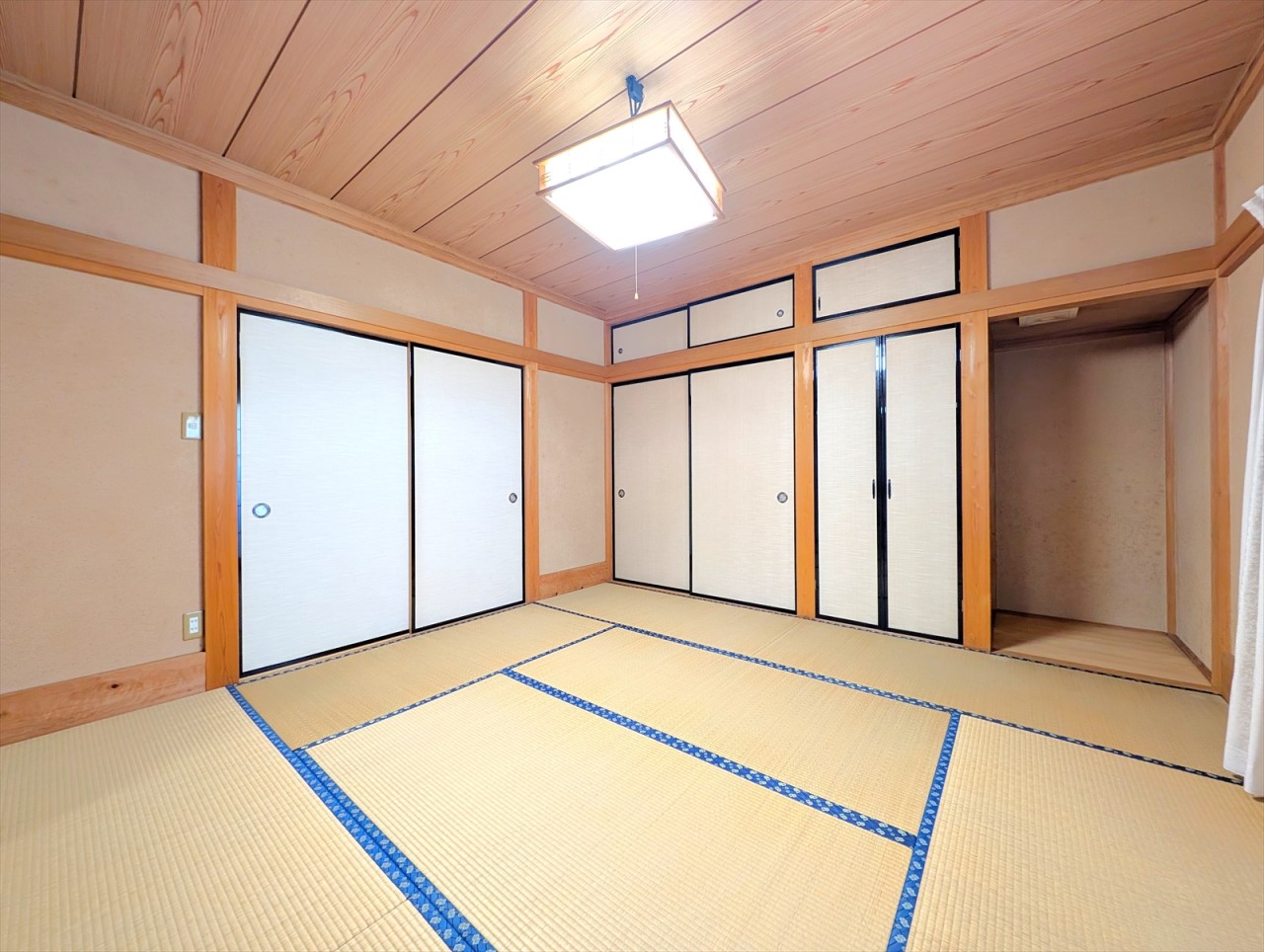 2か所に収納があるので、お布団などの大きな物や季節の家電などもすっきりとしまえます♪(2026年1月撮影)※リフォーム前写真