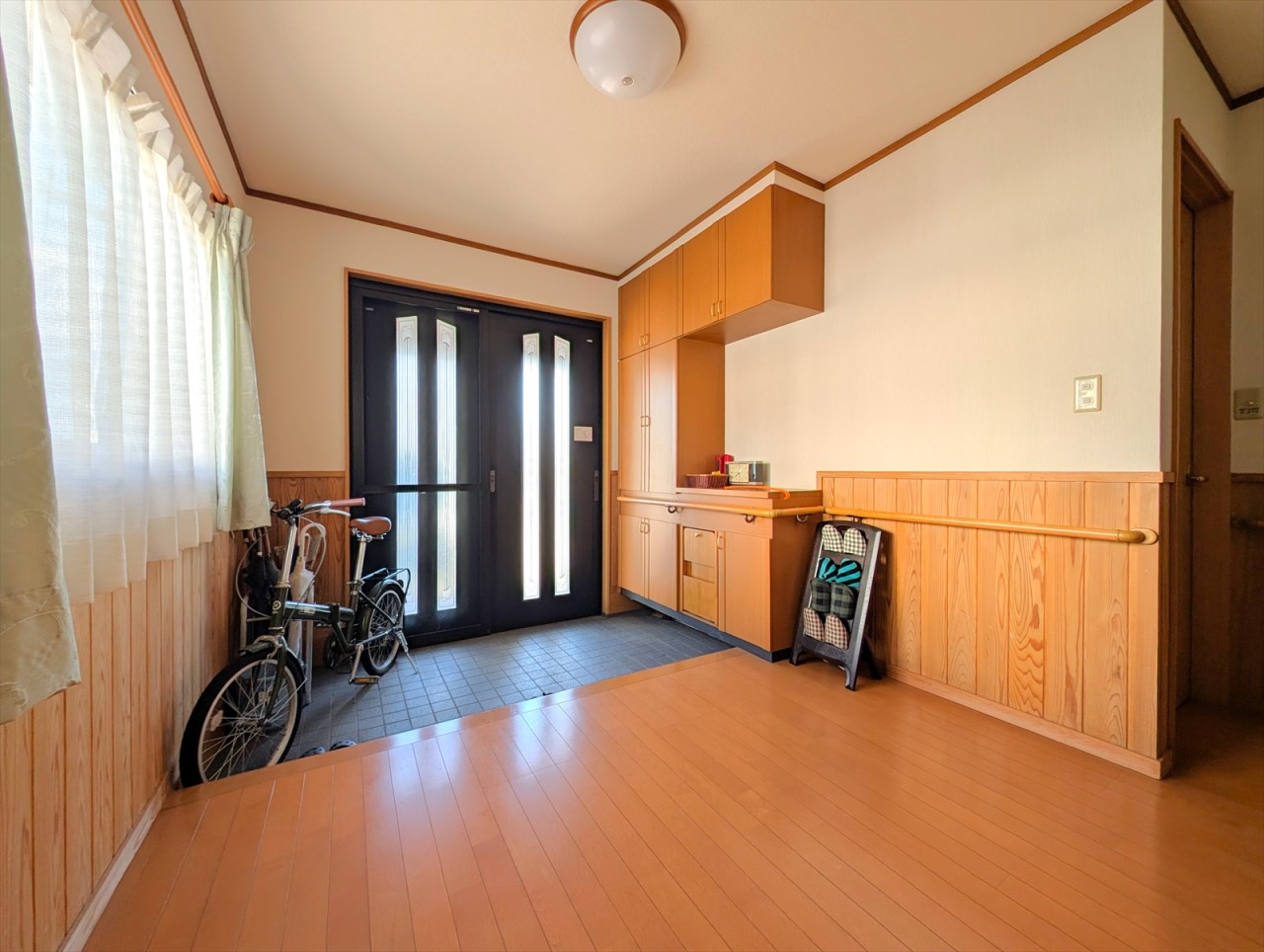 自転車も置くことができる広々とした玄関です！大容量のシューズボックス付きなので家族全員の靴をしまえます♪(2026年1月撮影)※リフォーム前写真