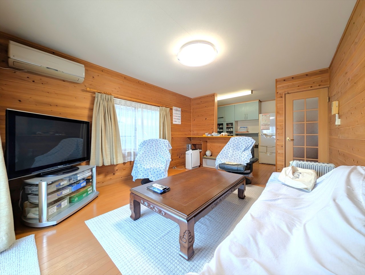 キッチンから見渡すことのできるリビングです！家事をしながらでも家族との会話を楽しめます♪(2026年1月撮影)※リフォーム前写真