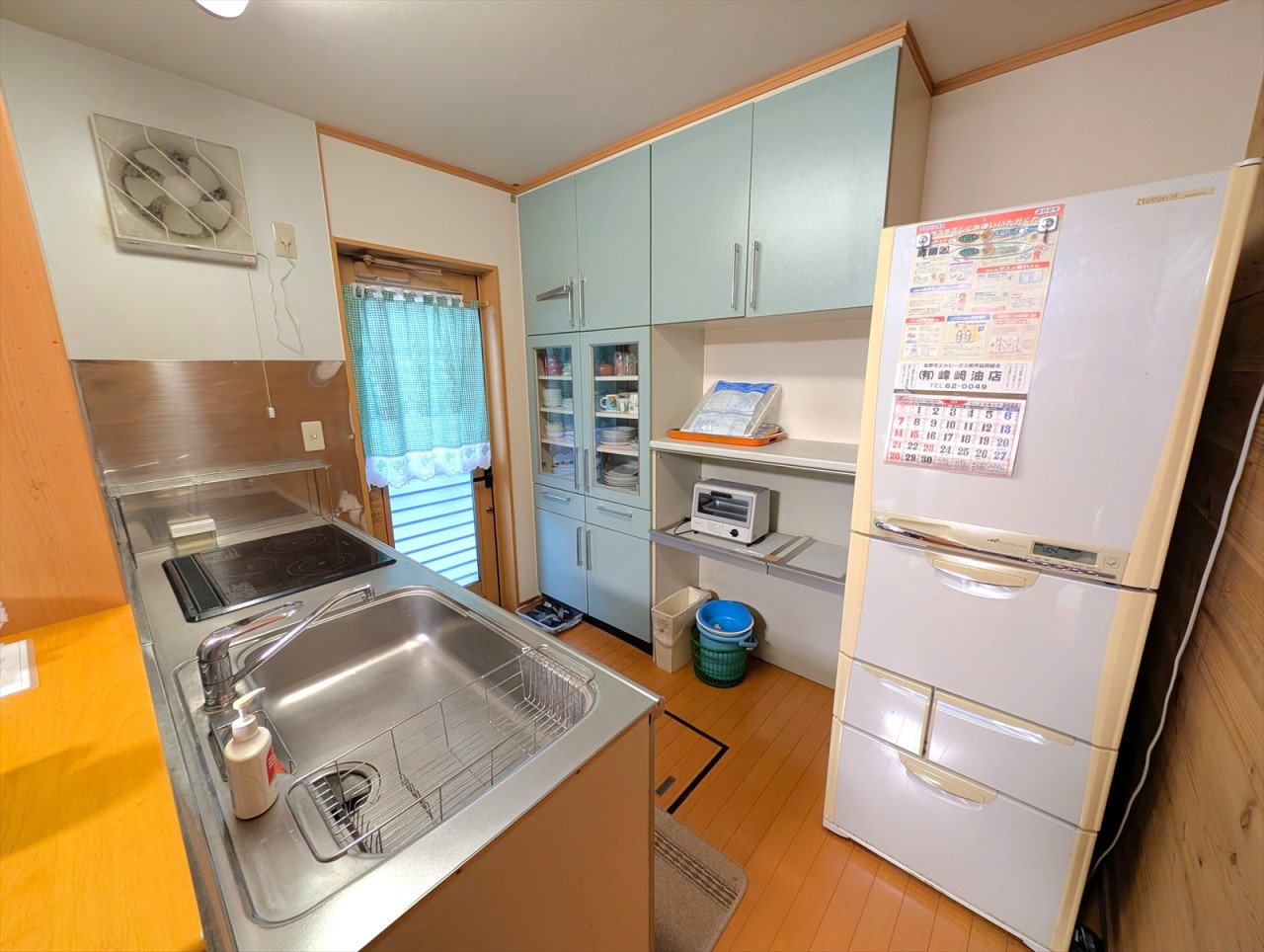 勝手口付きのキッチンで、ごみ出し等の出入りも楽ちんです！(2026年1月撮影)※リフォーム前写真