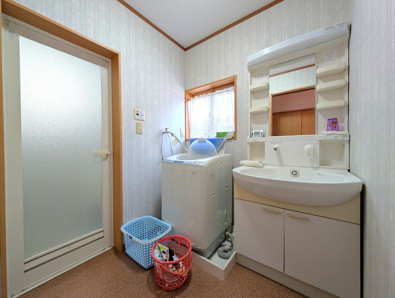 洗濯機を置いてもゆとりある広さの洗面脱衣室です！洗面台には小物をしまえる収納スペースもございます♪(2026年1月撮影)※リフォーム前写真