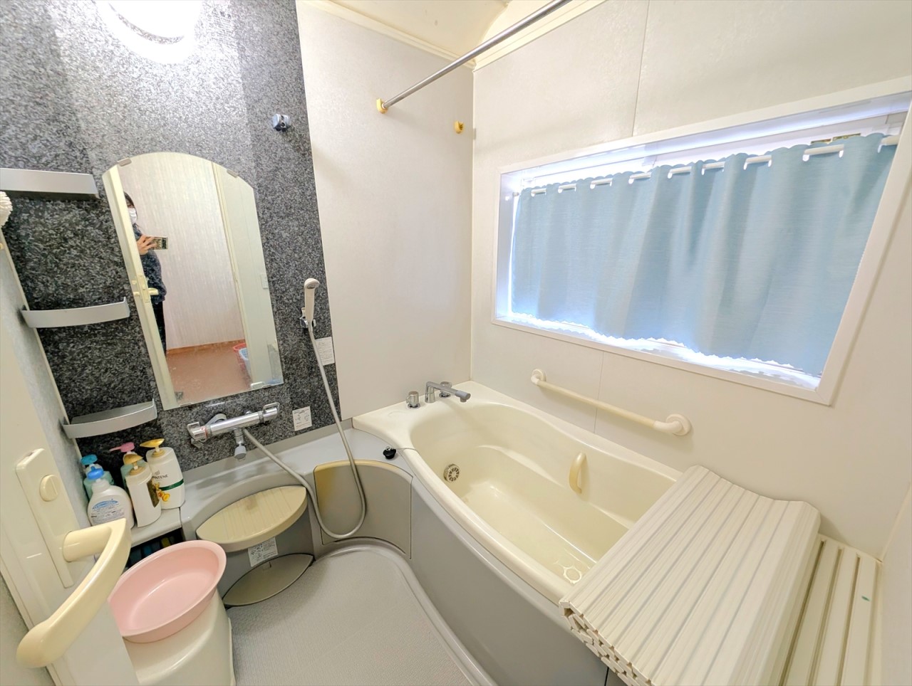 窓が付いた開放感ある浴室です！浴槽にも手すりがあるので足腰の弱い方でも安心です♪(2026年1月撮影)※リフォーム前写真