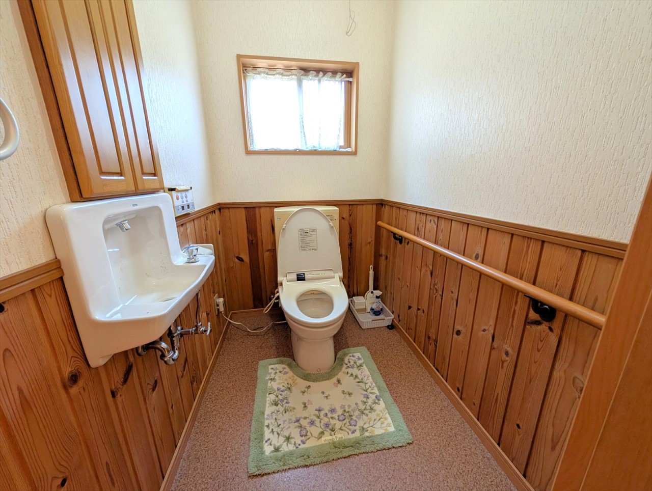 トイレ内に洗面台がある嬉しい設計です！洗面台上部には収納スペースもございます♪(2026年1月撮影)※リフォーム前写真