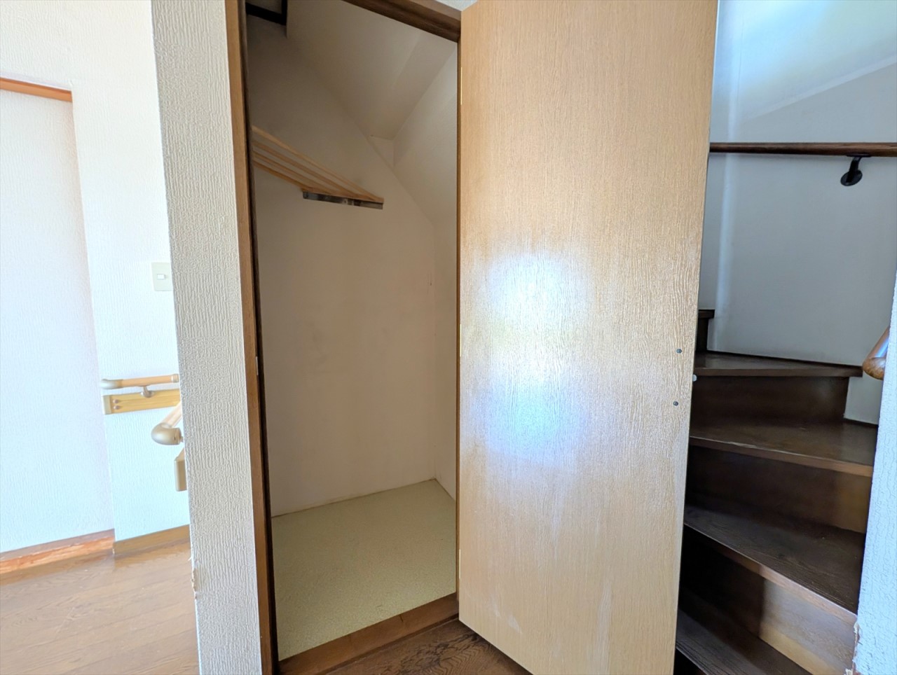 1階の階段横にも収納スペースがあるので、掃除用具や日用品のストックもしまえます！(2026年6月撮影)