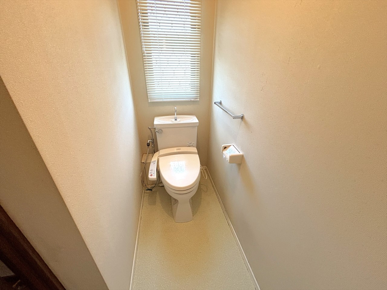 トイレは1階と2階の両方にございます！窓があるのでお掃除の際の換気も楽ちんです！(2026年6月撮影)