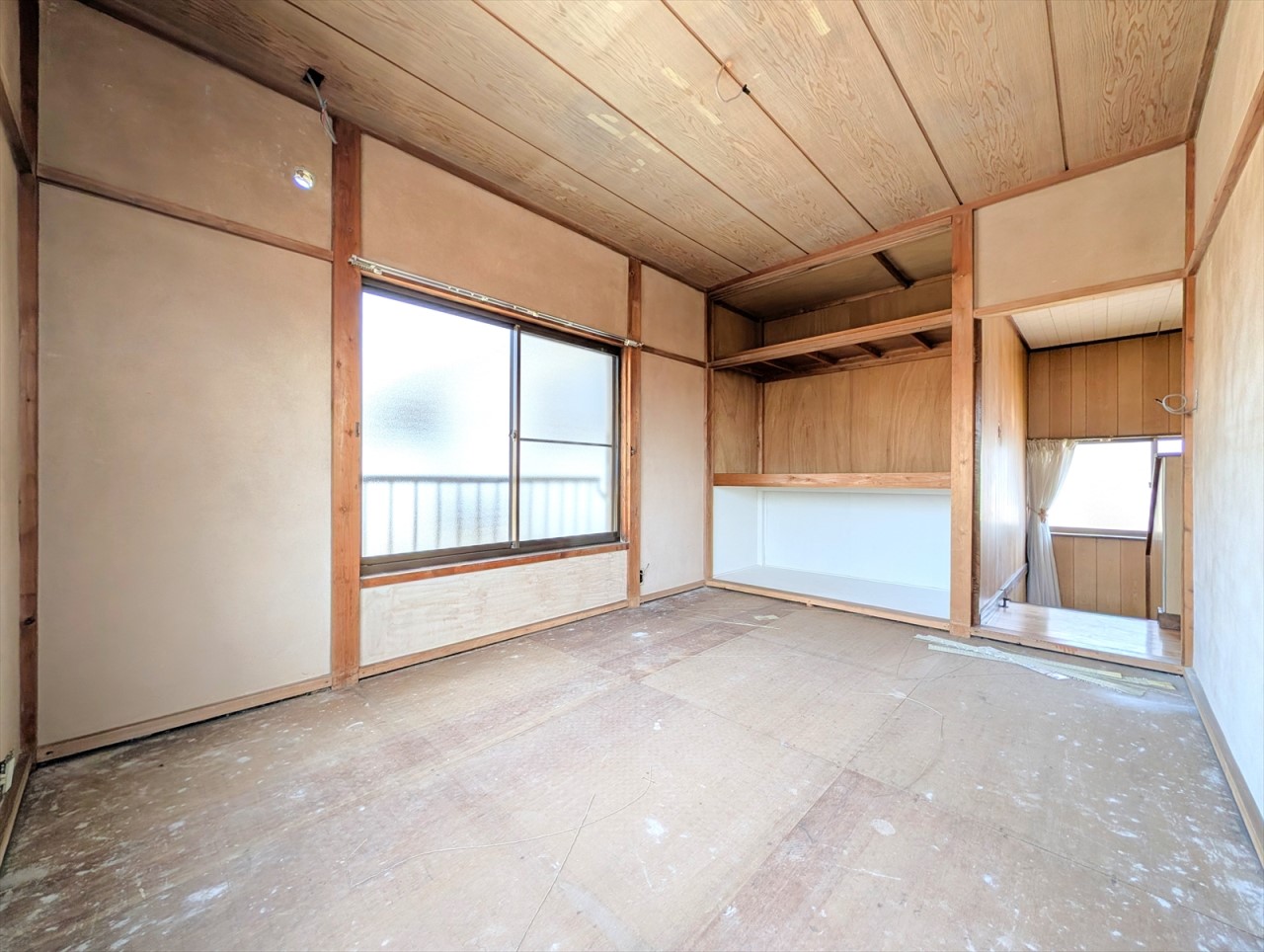■2階和室■2階にも和室がございます！バルコニーに出入りできるので、お布団を干す際も楽ちんです！(2026年6月撮影)※リフォーム中写真