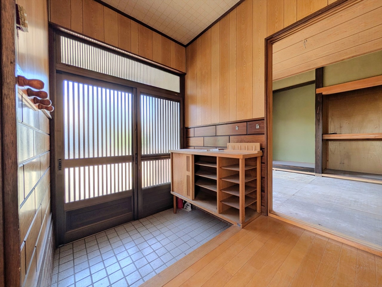大人が二人並んで座ってもゆとりある広さの玄関です！南西向きの玄関なので1日中陽当たり良好です！(2026年6月撮影)※リフォーム中写真