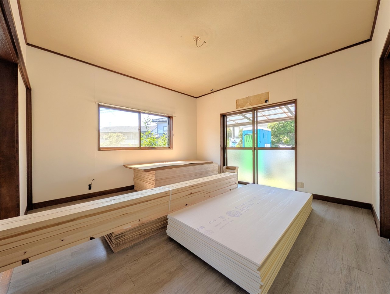 南西向きの陽当たり良好なリビングです！二方向に窓があるのでお部屋の隅まで光が差し込みます！(2026年6月撮影)※リフォーム中写真
