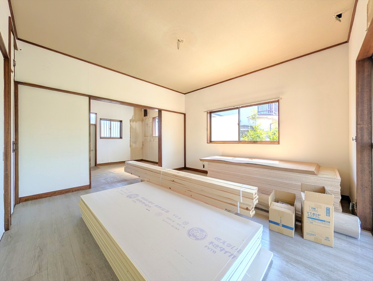 キッチンから見渡すことのできるリビングなので、家事をしながら家族との会話を楽しめます！(2026年6月撮影)※リフォーム中写真