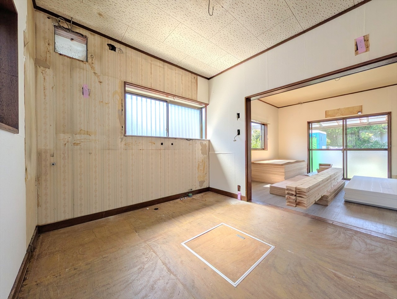 キッチン交換予定！家事の捗る広々キッチンです！棚を置いてもゆとりある広さなので収納スペースにも困りません！(2026年6月撮影)※リフォーム中写真