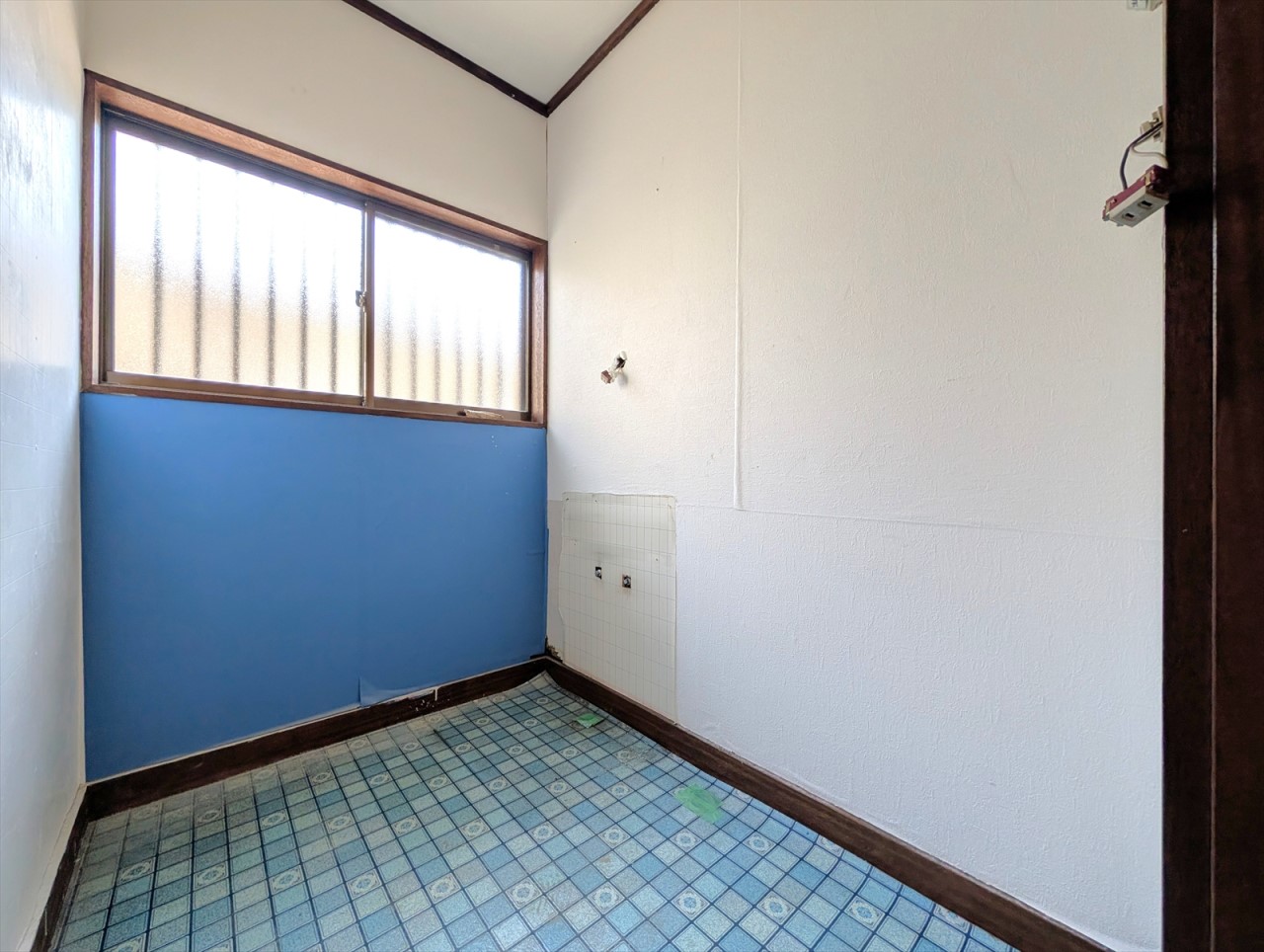 洗面台交換予定！大きな窓が嬉しい開放感のある洗面脱衣室です！洗面台横には洗濯機も置くことができます！(2026年6月撮影)※リフォーム中写真